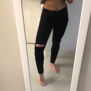 Black skinny jeans w holes in both front knees